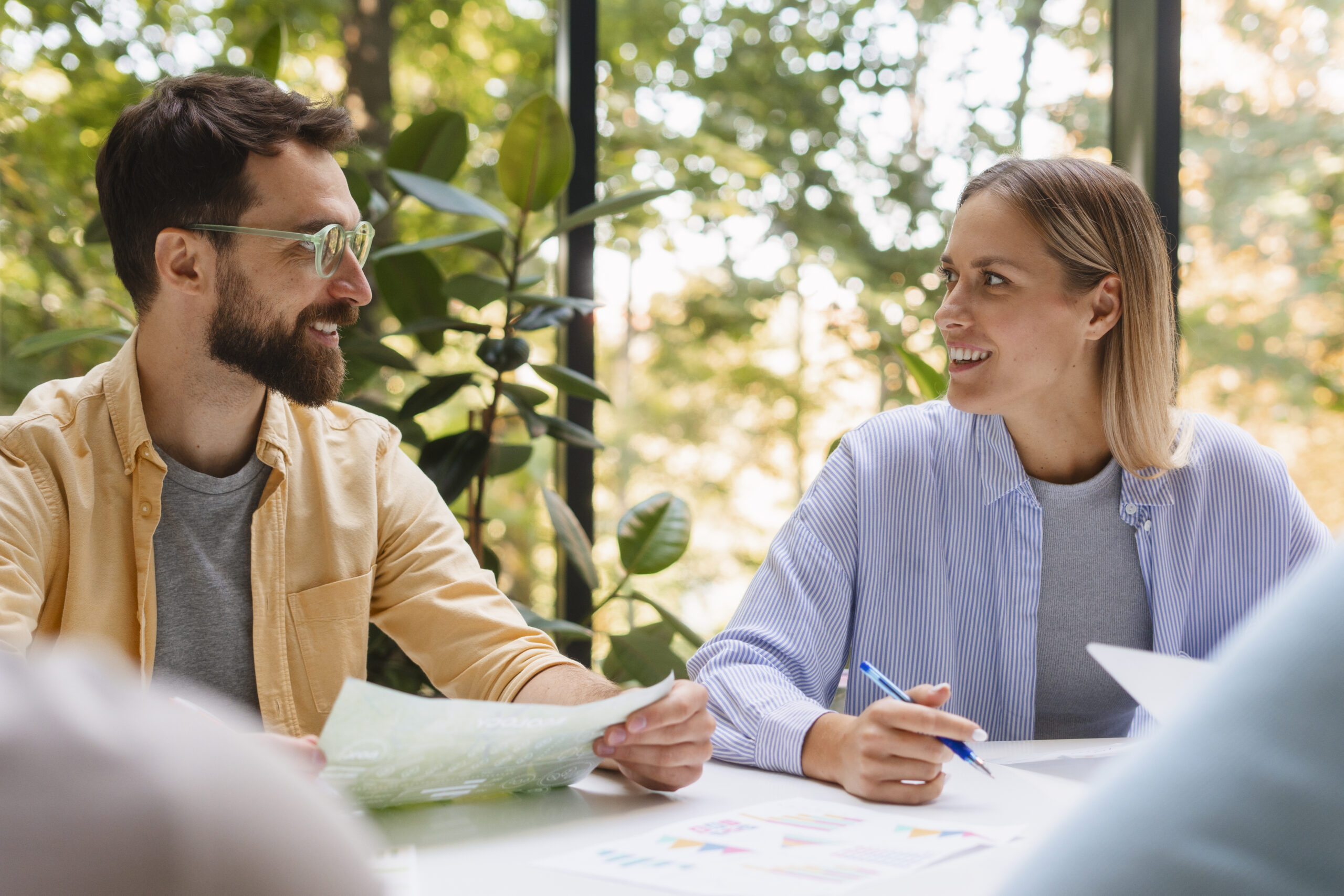 Deux consultants en réunion, illustrant l’accompagnement des entreprises dans leurs projets de développement.