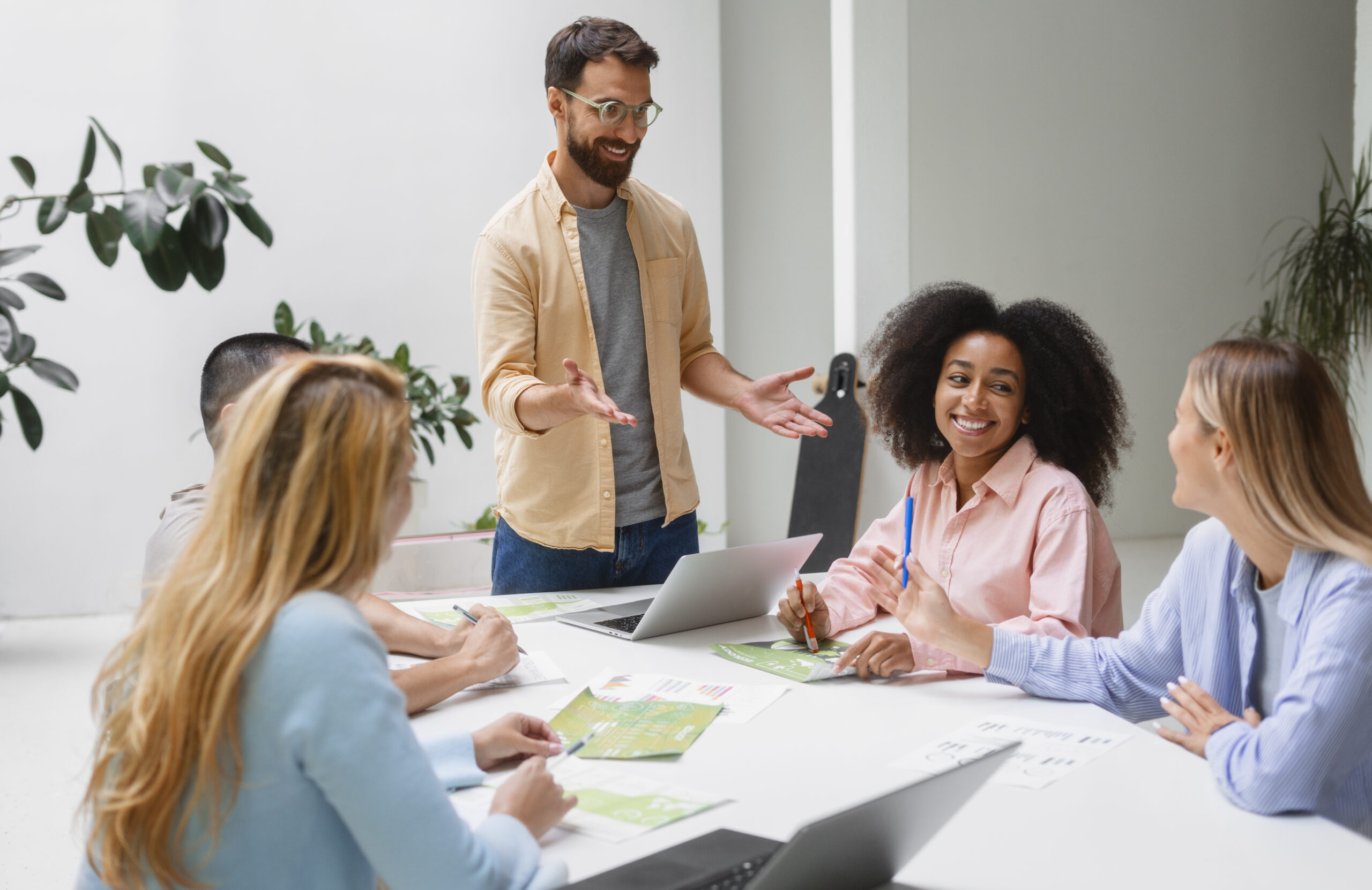 Équipe en réunion de travail préparant un audit Qualiopi pour la certification des organismes de formation.
