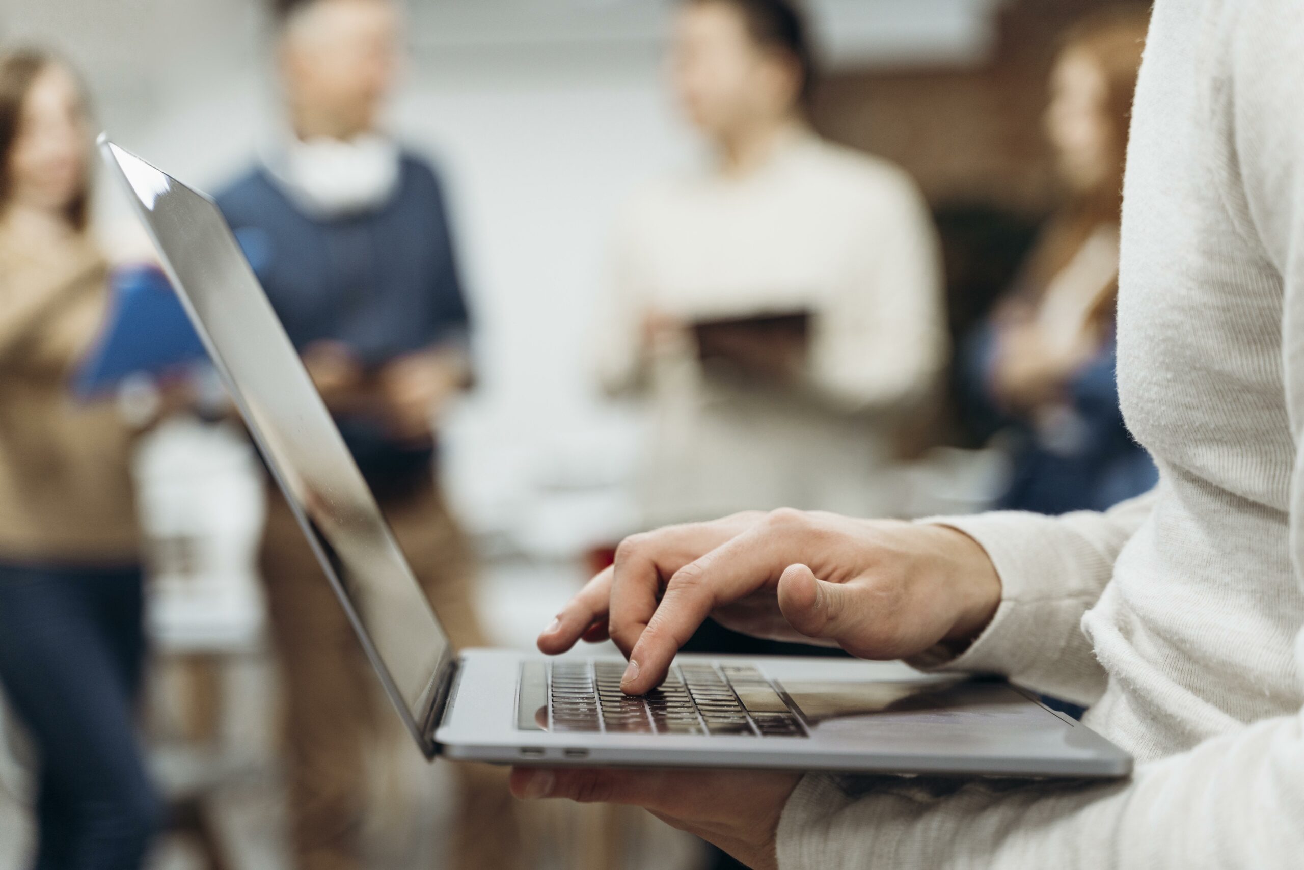 Photo d’un homme travaillant sur son ordinateur portable